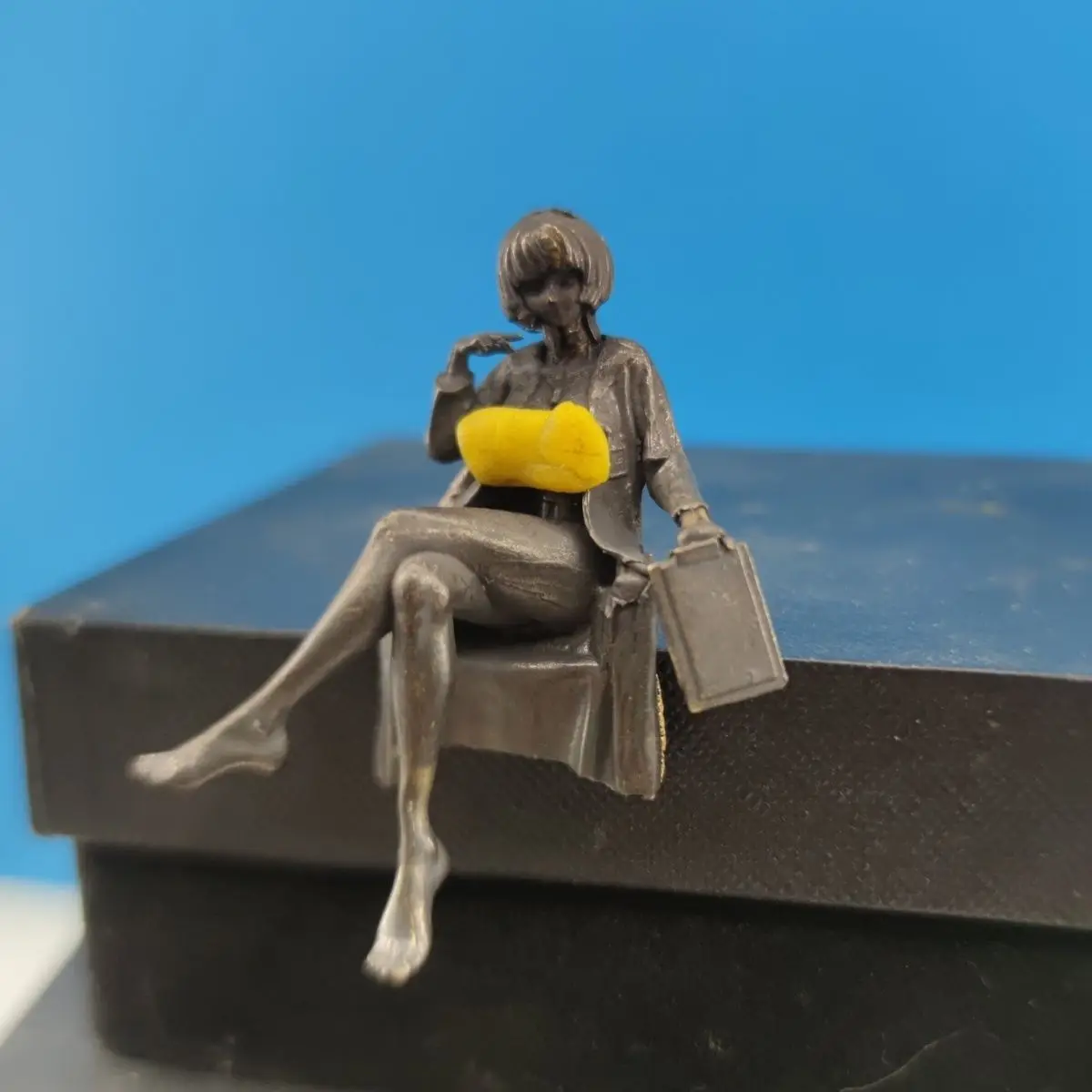 Medical Lab Officer - Escultura de médico femenino de latón