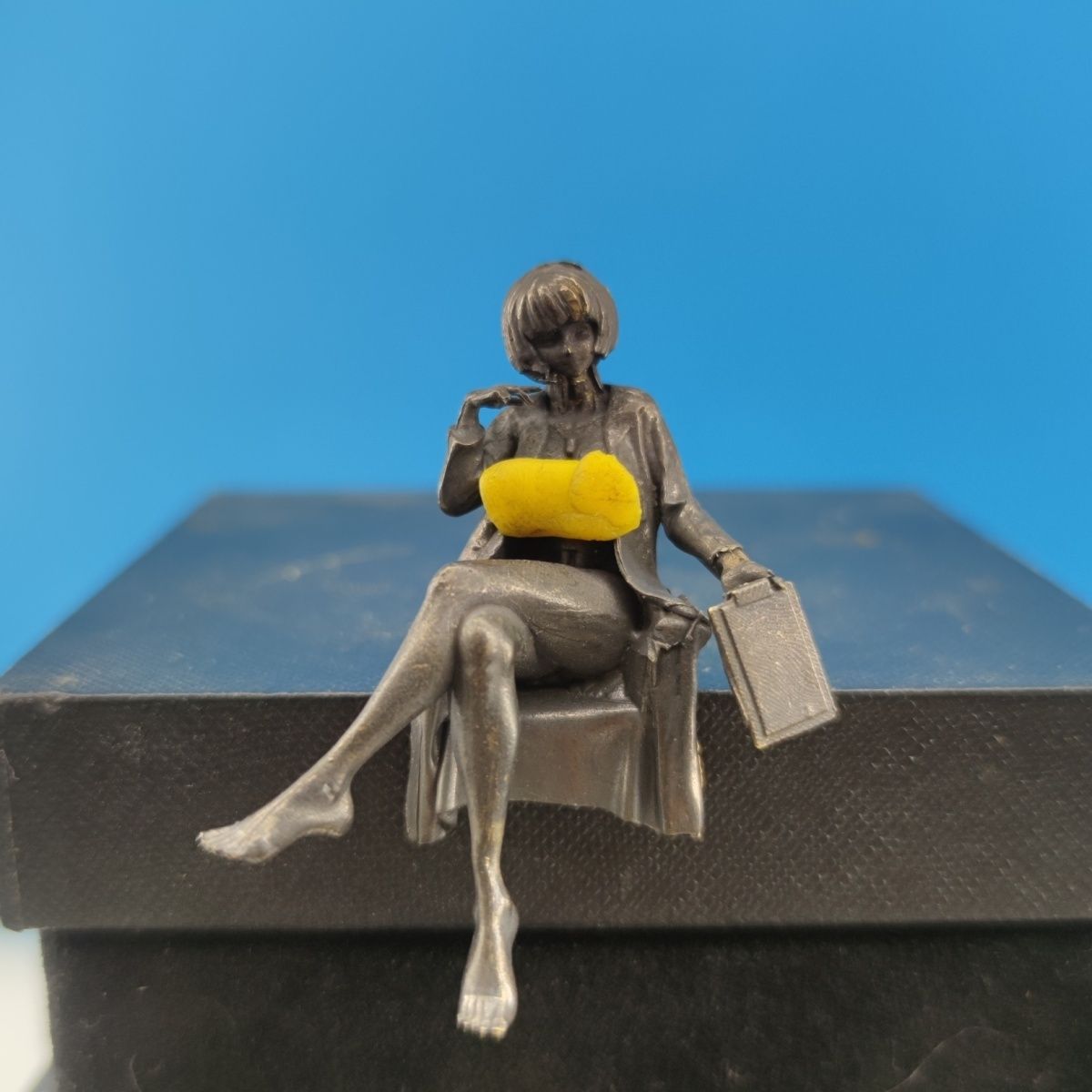 Medical Lab Officer - Escultura de médico femenino de latón